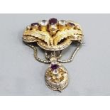 18CT YELLOW GOLD ORNATE STONE SET BROOCH SET WITH GARNET AND CUBIC ZIRCONIA STONES SET IN AN