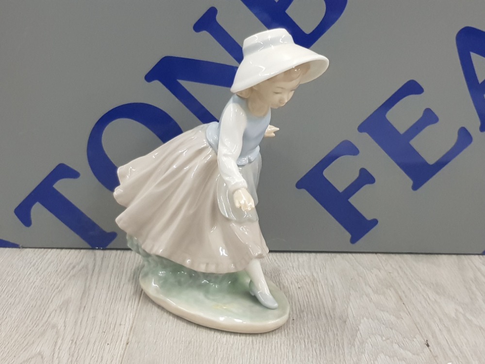 NAO BY LLADRO FIGURE GIRL WITH HOOP (HOOP IS MISSING) - Image 2 of 3