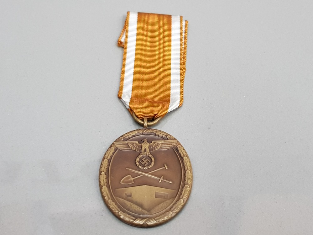 GERMAN WEST WALL MEDAL OF NAZI GERMANY 2ND AUGUST 1939 GIVEN TO THOSE WHO DESIGNED AND BUILT THE - Image 2 of 2