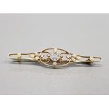 15CT YELLOW GOLD ORNATE BROOCH SET WITH PEARLS AND AN AQUAMARINE STONE 3.8G GROSS