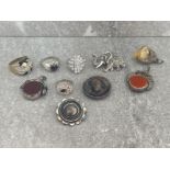 10 ASSORTED SILVER ITEMS INCLUDING RINGS PENDANTS ETC 81G