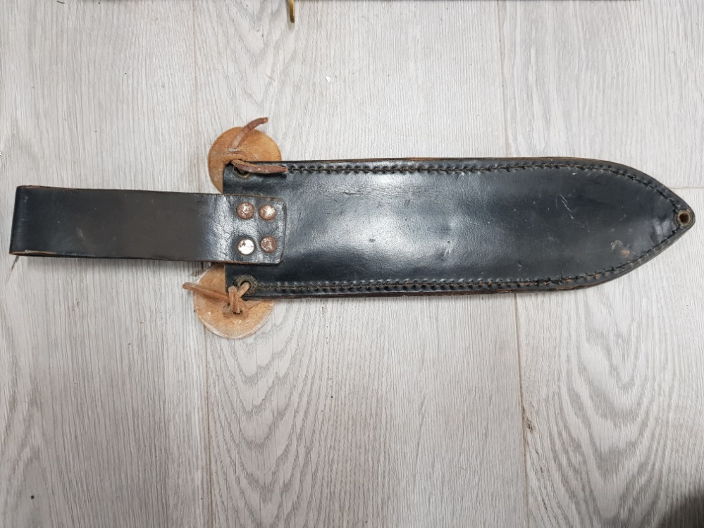 VINTAGE BOWIE KNIFE IN LEATHER CASE - Image 5 of 5