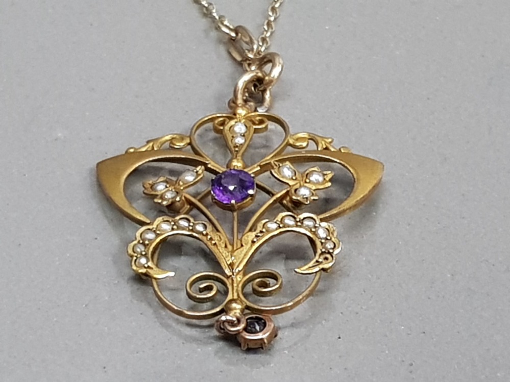 9CT YELLOW GOLD ORNATE STYLE PENDANT SET WITH AMETHYST AND PEARLS COMPLETE WITH FINE BELCHER CHAIN - Image 2 of 4