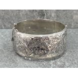 LARGE SILVER PATTERNED BANGLE 41G