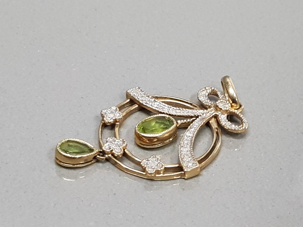 9CT YELLOW GOLD ORNATE PERIDOT AND DIAMOND PENDANT WITH A BOW STYLE CLUSTER OF DIAMONDS WITH TWO - Image 2 of 3