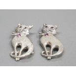 PAIR OF SILVER CAT BROOCHES BOTH HAVE BLACK EYES WITH PINK STONES SET IN THE BOW 8.7G GROSS