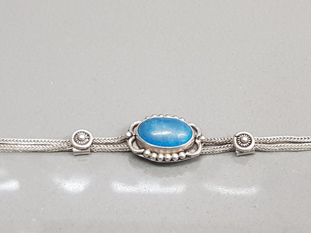 SILVER DOUBLE ROW FOXTAIL STYLE LINK BRACELET SET WITH OVAL BLUE STONE IN ORNATE SETTING 9.2G GROSS - Image 2 of 3