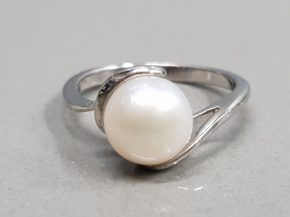 SILVER AND PEARL RING SIZE O1/2 2.9G GROSS