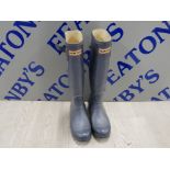 A PAIR OF LADIES HUNTERS WELLINGTONS SIZE 3