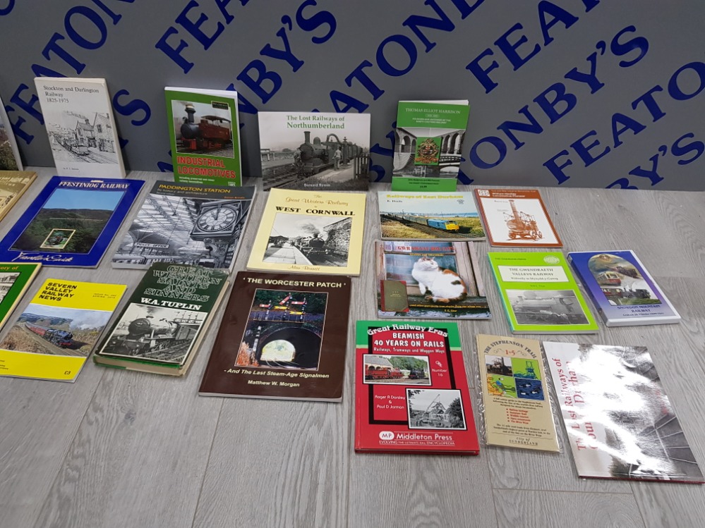 COLLECTION OF VINTAGE RAILWAY BOOKS AND MAGAZINES INCLUDES LOCOMOTIVES IN OUTLINE GWR, INDUSTRIAL - Bild 3 aus 3