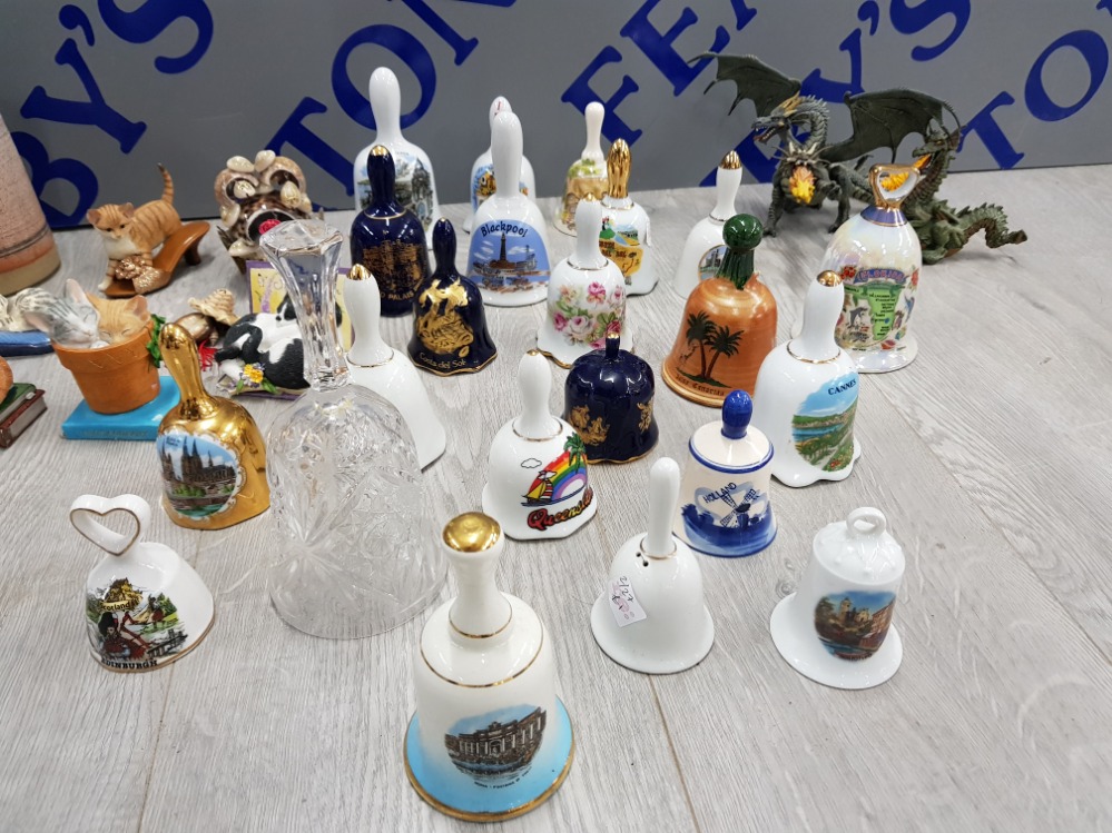 COLLECTION OF PORCELAIN ITEMS INCLUDING BELLS, COMIC CURIOUS CATS, THE JAMES HERRIOT STUDIO - Bild 2 aus 7