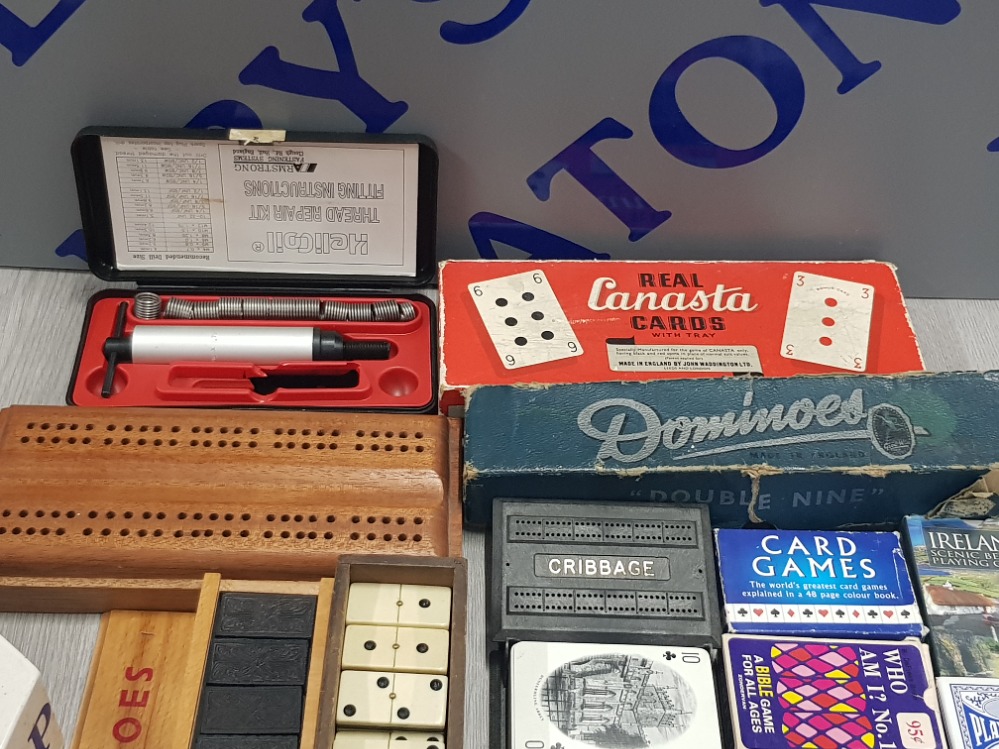 A BOX OF MISCELLANEOUS ITEMS MAINLY PLAYING CARDS DOMINOES ETC - Bild 2 aus 3