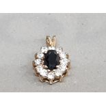 9CT YELLOW GOLD BLACK AND WHITE STONE CLUSTER PENDANT COMPRISING OF AN OVAL BLACK STONE WITH A