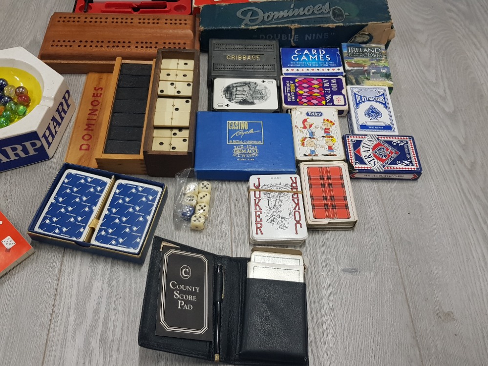 A BOX OF MISCELLANEOUS ITEMS MAINLY PLAYING CARDS DOMINOES ETC - Bild 3 aus 3