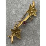 LADIES ANTIQUE 9CT GOLD BROOCH SET WITH RUBY CENTRE STONE AND LEAF DESIGN