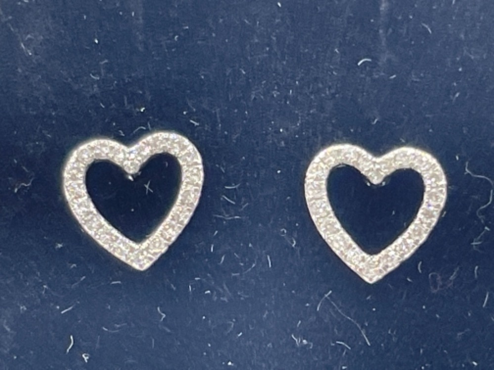 PAIR OF 18CT WHITE GOLD DIAMOND SET HEART SHAPED EARRINGS - Bild 2 aus 2