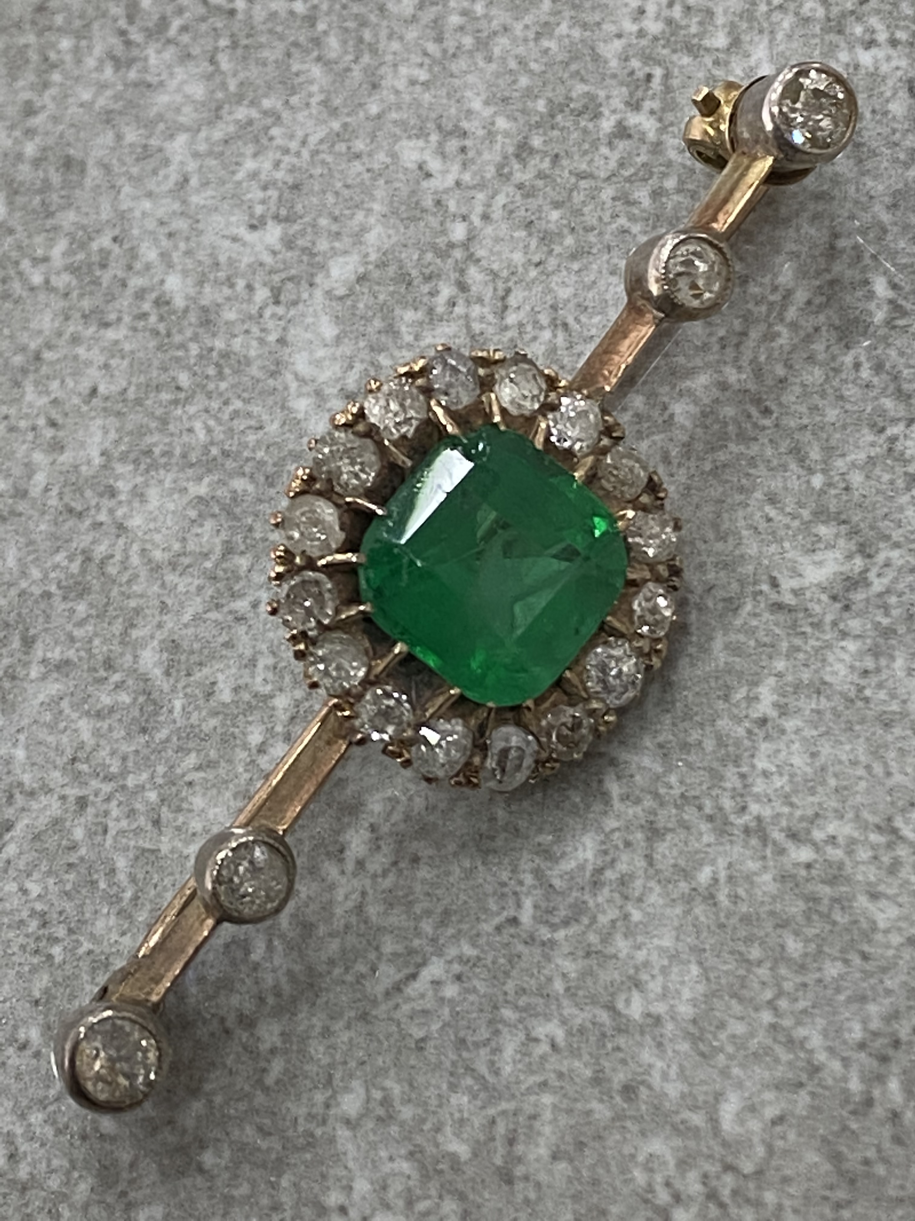 LADIES ANTIQUE GOLD EMERALD DIAMOND BROOCH COMPRISING 3CT EMERALD CENTRE STONE SURROUNDED BY 16 ROSE