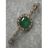 LADIES ANTIQUE GOLD EMERALD DIAMOND BROOCH COMPRISING 3CT EMERALD CENTRE STONE SURROUNDED BY 16 ROSE
