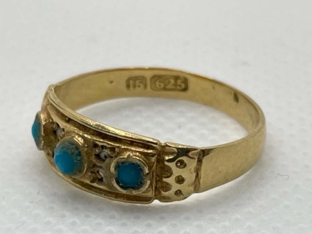 15CT GOLD TURQUOISE RING COMPRISING OF 3 STONES SET IN A RUBOVER SETTING 2.4G SIZE N1/2 - Bild 2 aus 2