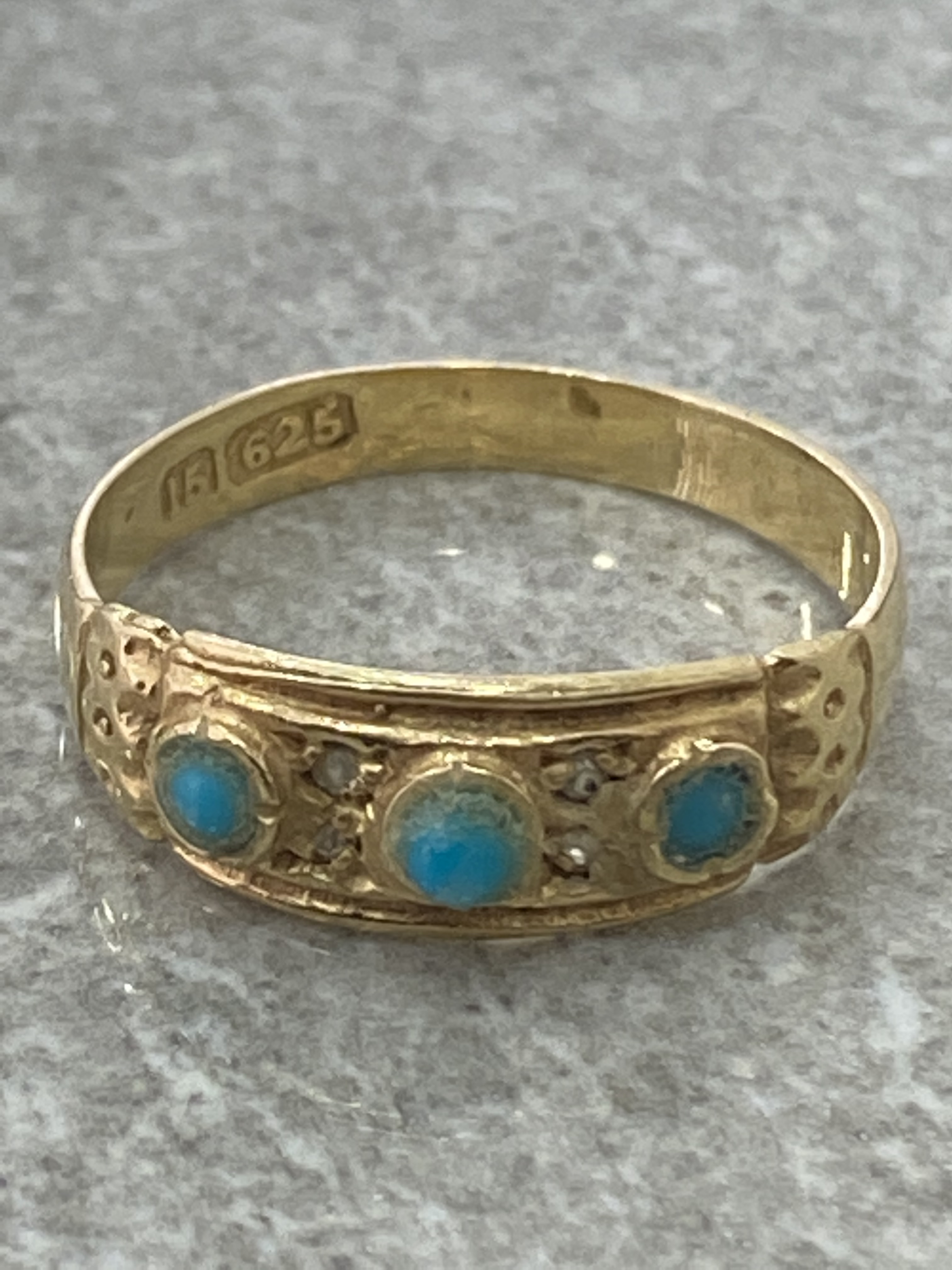 15CT GOLD TURQUOISE RING COMPRISING OF 3 STONES SET IN A RUBOVER SETTING 2.4G SIZE N1/2