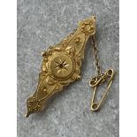 15CT GOLD ANTIQUE BROOCH WITH CENTRE STONE AND ENGRAVED PATTERN AND SAFETY CHAIN 2.6G