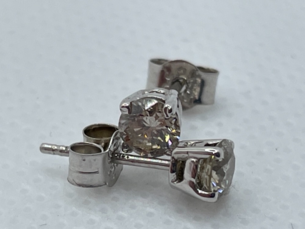 BEAUTIFUL PAIR OF 14CT WHITE GOLD DIAMOND STUD EARRINGS .62CT - Bild 2 aus 2