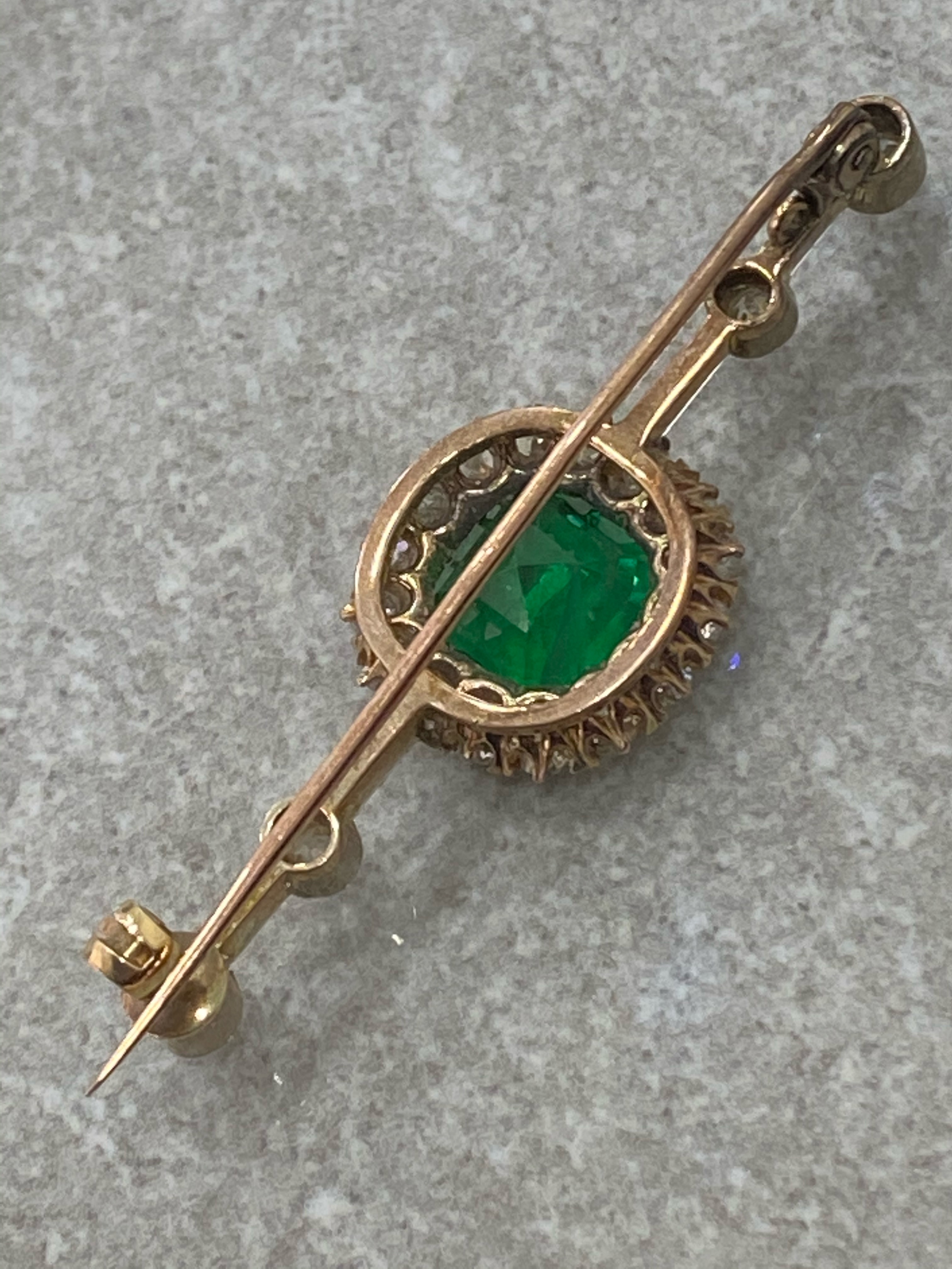 LADIES ANTIQUE GOLD EMERALD DIAMOND BROOCH COMPRISING 3CT EMERALD CENTRE STONE SURROUNDED BY 16 ROSE - Bild 2 aus 3