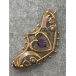 ANTIQUE 9CT GOLD LADIES BROOCH FEATURING HEART SHAPE SET WITH AMETHYST AND PEARLS 2.4G