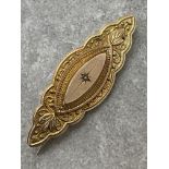 ANTIQUE 9CT GOLD BROOCH ENGRAVED PATTERN WITH PEARL STONE SETTING 2.5G 48MM