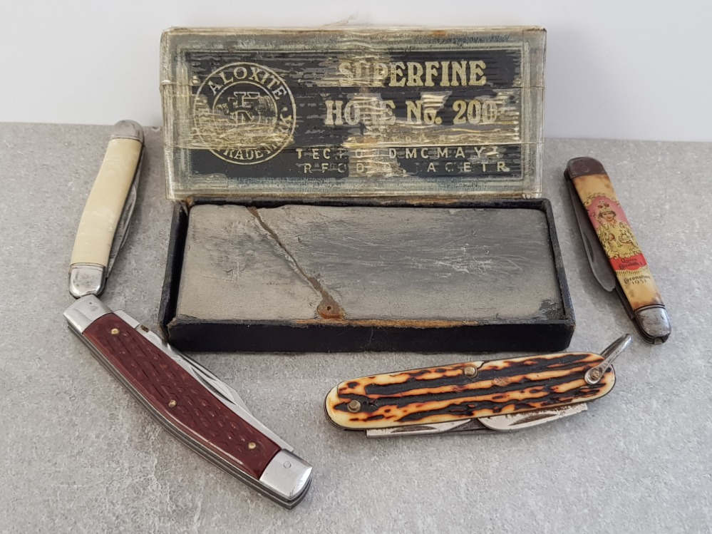 4 VINTAGE POCKET KNIVES AND VINTAGE ALOXITE SHARPENING STONE WITH ORIGINAL BOX