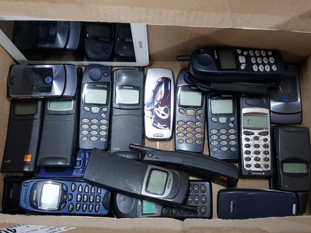 APPROXIMATELY 22 VINTAGE MOBILE PHONES PLUS ONE TABLET