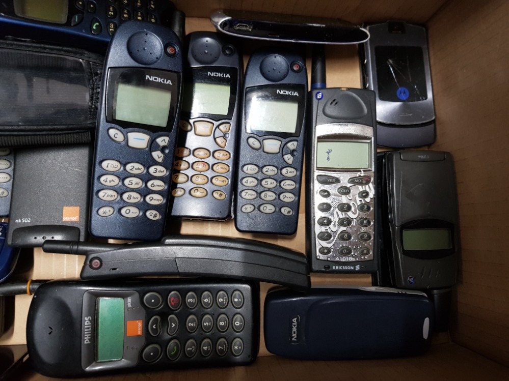 APPROXIMATELY 22 VINTAGE MOBILE PHONES PLUS ONE TABLET - Image 5 of 5