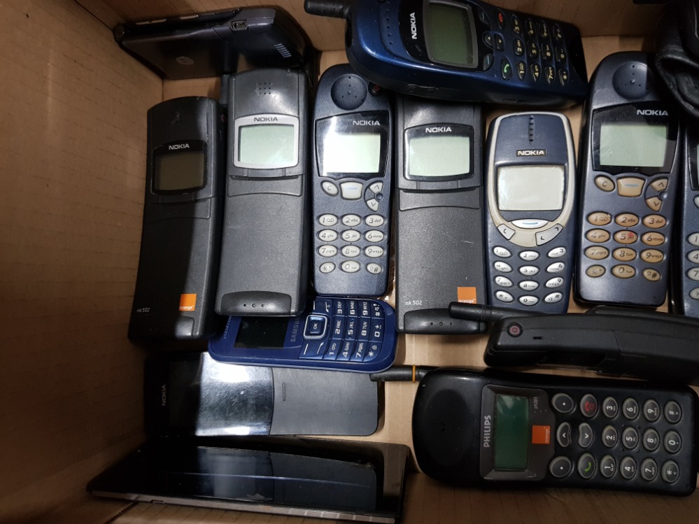 APPROXIMATELY 22 VINTAGE MOBILE PHONES PLUS ONE TABLET - Image 4 of 5