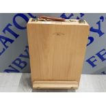 A SUPERB WINSOR AND NEWTON PORTABLE ARTISTS EASEL TO INCLUDE OIL PAINTS, BRUSHES ETC
