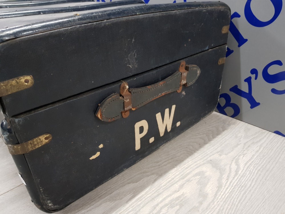 VINTAGE BLUE STEAMER TRUNK IN LEATHER/ COAX 92 X 32 X 52 CM SOLD AS SEEN - Bild 4 aus 6