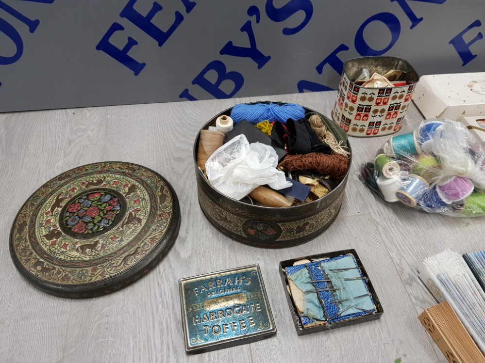 MISCELLANEOUS SEWING ITEMS INCLUDING THREADS AND WOOL IN VINTAGE TINS,0 COLLECTION OF FANS AND - Bild 2 aus 4