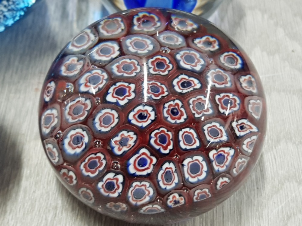 4 VINTAGE PAPERWEIGHTS INCLUDING MILLEFIORI PATTERN - Image 3 of 5