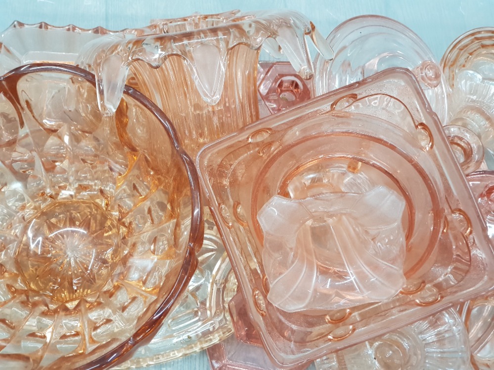 BOX OF LOCAL GLASS PIECES IN PINK INCLUDES DRESSER JARS CANDLESTICKS BY SOWERBY DAVIDSONS BAGLEY - Bild 2 aus 2
