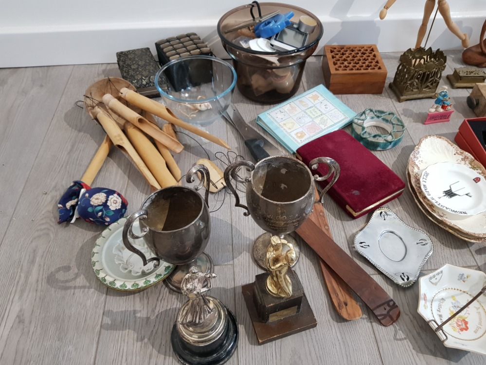 COLLECTION OF MIXED ITEMS INCLUDING BRASS LIDDED STAMP BOX AND BRASS PEN HOLDER, DANCING TROPHIES - Bild 2 aus 4