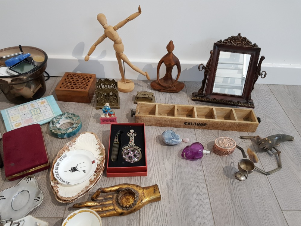 COLLECTION OF MIXED ITEMS INCLUDING BRASS LIDDED STAMP BOX AND BRASS PEN HOLDER, DANCING TROPHIES - Bild 3 aus 4