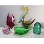 A COLLECTION OF STUDIO GLASS TO INCLUDE PAPERWEIGHTS 2 BIRD FIGURES AND A VASE