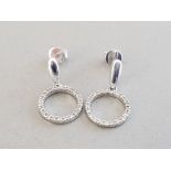 LADIES 14CT WHITE GOLD DIAMOND CIRCLE EARRINGS FEATURING A WHITE GOLD BAR WITH DIAMOND CIRCLE SET AT