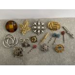 10 COSTUME JEWELLERY BROOCHES, A SCARF CLIP AND 5 STONE SET HAIR SLIDES