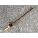 9CT GOLD BAR BROOCH SET WITH 0.33CT GARNET, 1.5G GROSS