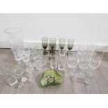 COLLECTION OF GLASS ITEMS INCLUDING CARNIVAL GLASS, CRYSTAL GLASS VASE AND DRINKING GLASSES ETC