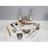 A BOX OF MISCELLANEOUS TO INCLUDE LETTER OPENERS BRASS WARE AND OTHER METAL WARE
