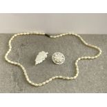 MOTHER OF PEARL BEADED NECKLET AND 2 BROOCHES, NECKLET 60CM IN LENGTH