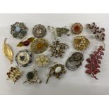 17 VINTAGE LADIES BROOCHES, ALL DIFFERENT DESIGNS WITH PEARLS AND GEMSTONES