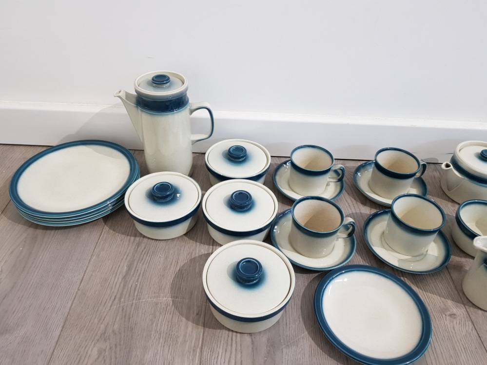 33 piece wedgwood blue Pacific pottery including tea pot, coffee pot and saucers etc - Bild 2 aus 6