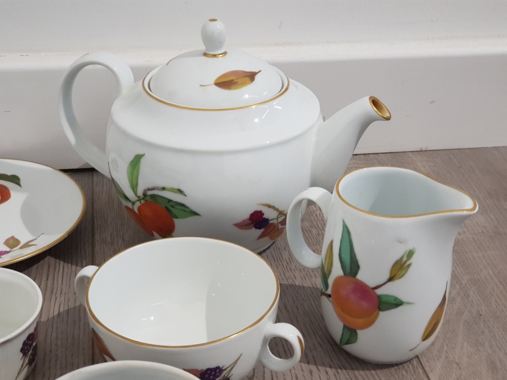Large collection of Royal worcester evesham porcelain includes tea pot, milk jug, lidded pot and - Bild 2 aus 5